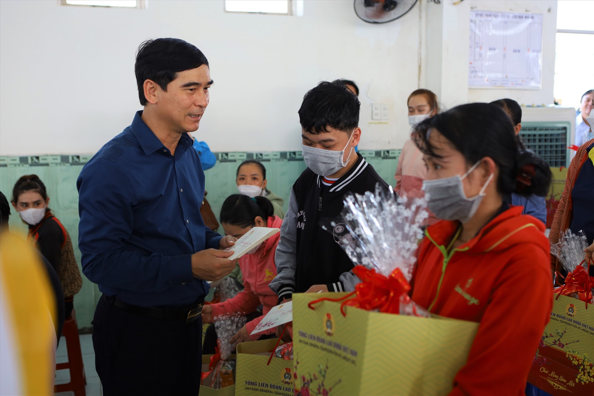 Đồng chí Dương Văn An, Bí thư Tỉnh ủy Bình Thuận ân cần thăm hỏi, tặng quà tết và động viên công nhân. Ảnh: Duy Tuấn