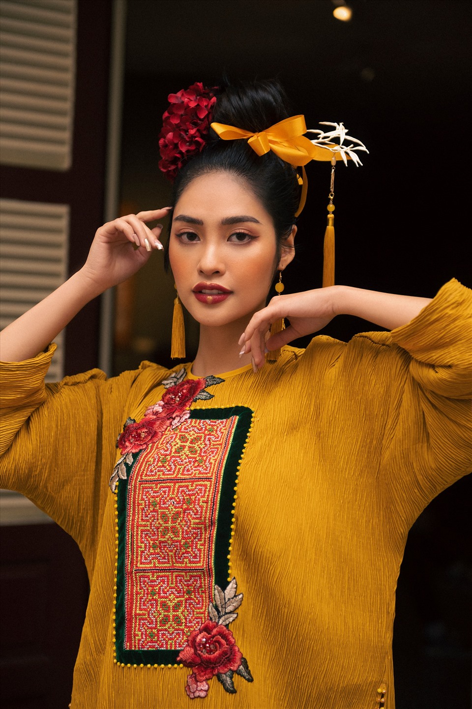 Trong bộ ảnh mới, Hoa hậu các dân tộc Việt Nam 2022 Nông Thúy Hằng khoe nhan sắc rực rỡ trong những thiết kế áo dài thổ cẩm.