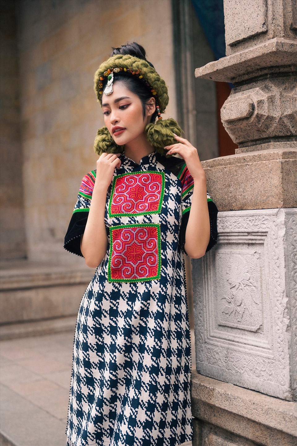 Nông Thúy Hằng có những tạo dáng nhẹ nhàng, chuyển động thanh thoát thể hiện hình ảnh cổ điển, duyên dáng của người phụ nữ Việt Nam, phù hợp với trang phục và ý tưởng của bộ ảnh.