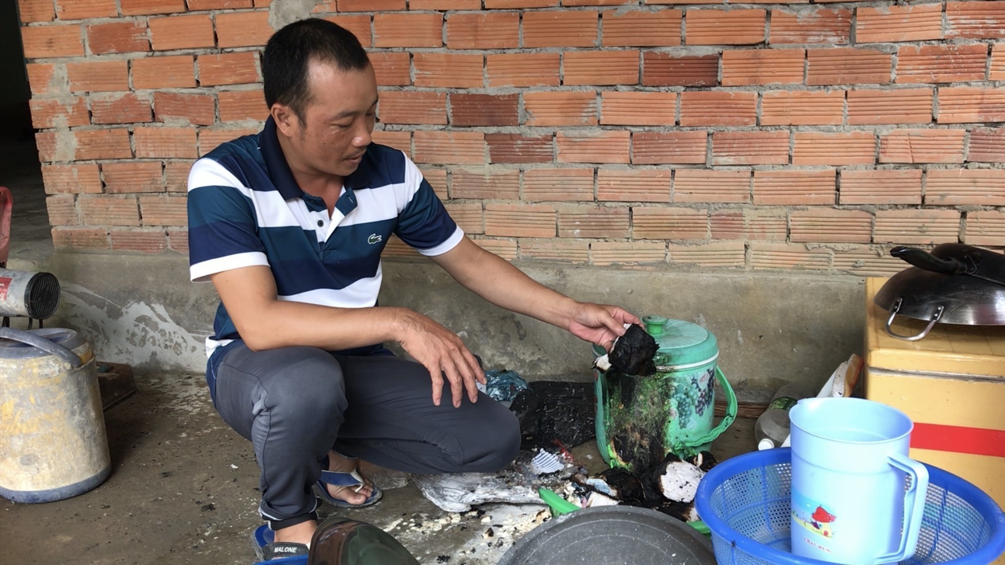 Anh Nguyễn Văn Mừng, chủ căn nhà có nhiều đồ đạc được cho là tự bốc cháy. Ảnh: Thanh Văn