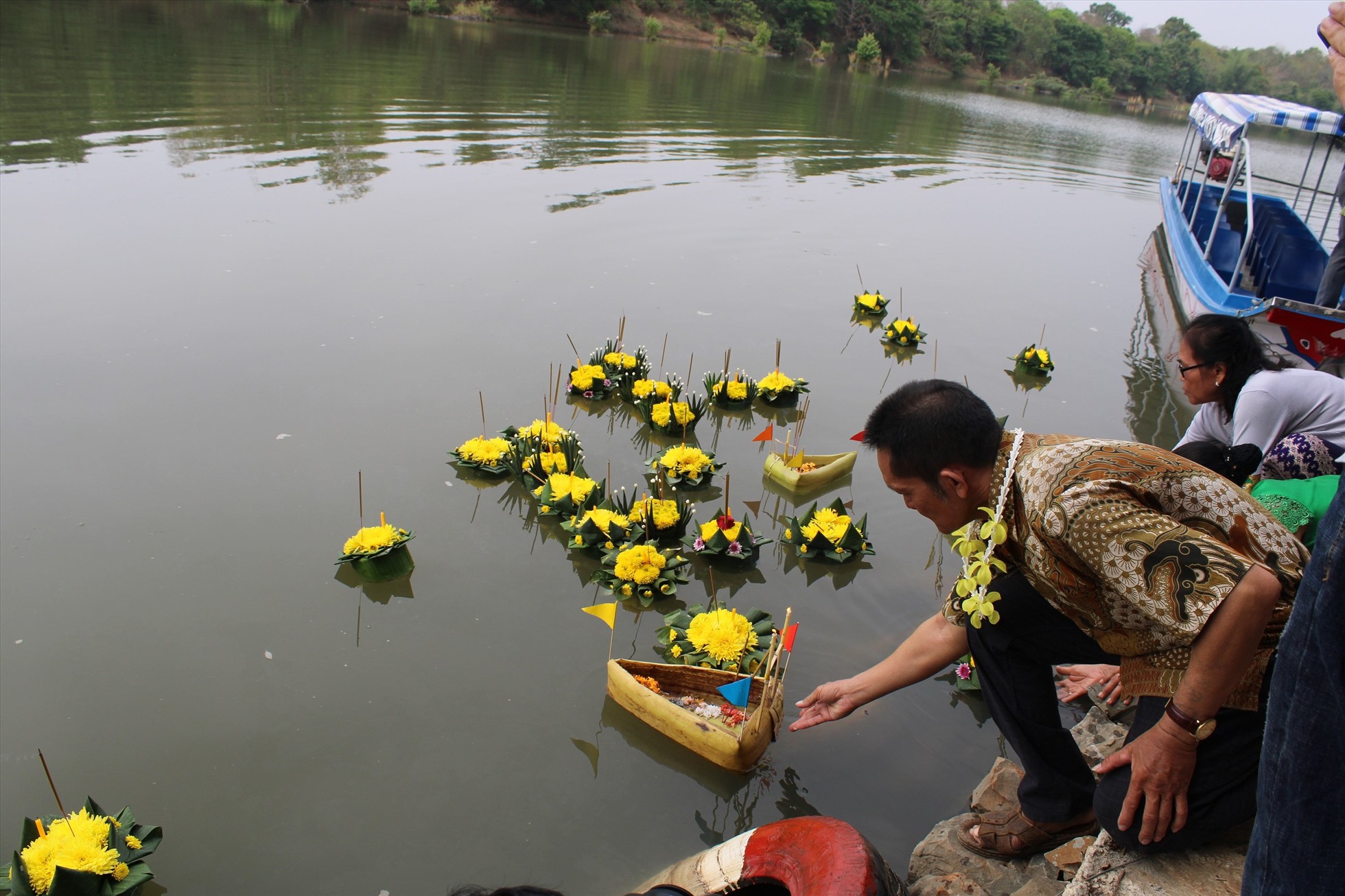 Người dân tộc Lào làm lễ thả bè cầu may trên sông Sêrêpốk. Ảnh: Hường Lê