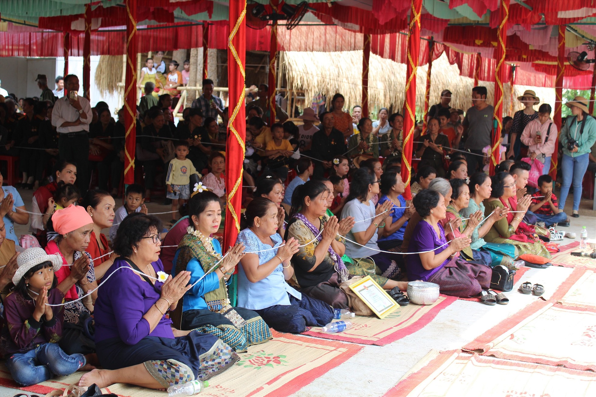 Người dân tộc Lào làm lễ thả bè cầu may trên sông Sêrêpốk. Ảnh: Hường Lê