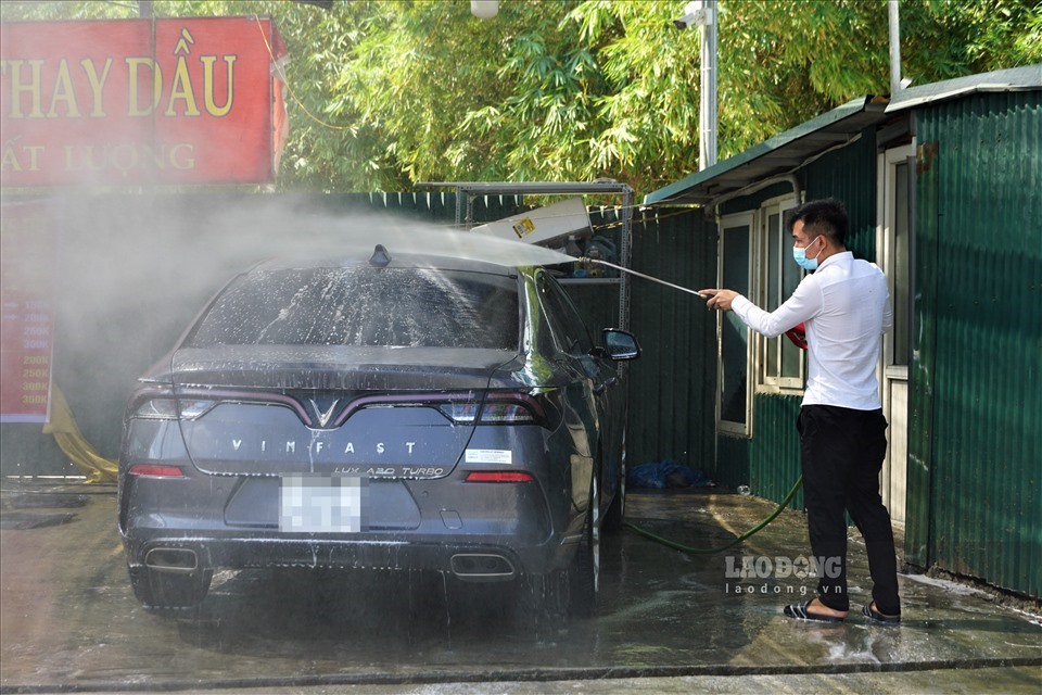 Rửa xe tăng giá dịp Tết. Ảnh: Anh Tuấn