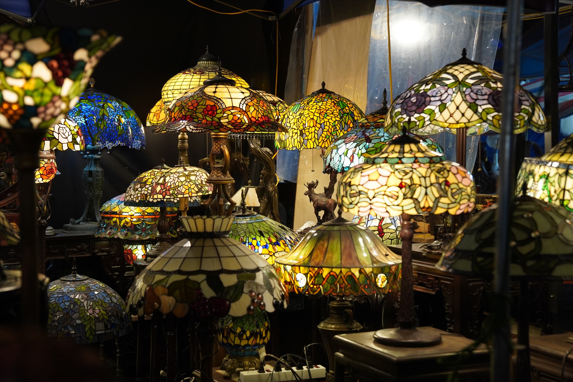 Nhiều loại đèn, nến được bày bán tại chợ. Ảnh: Phạm Đông