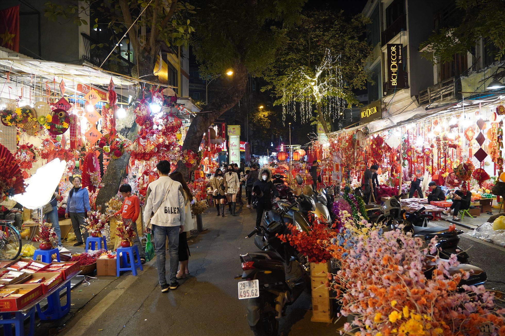 Chợ hoa Hàng Lược rực rỡ đón Tết Nguyên đán 2023. Ảnh: Phạm Đông