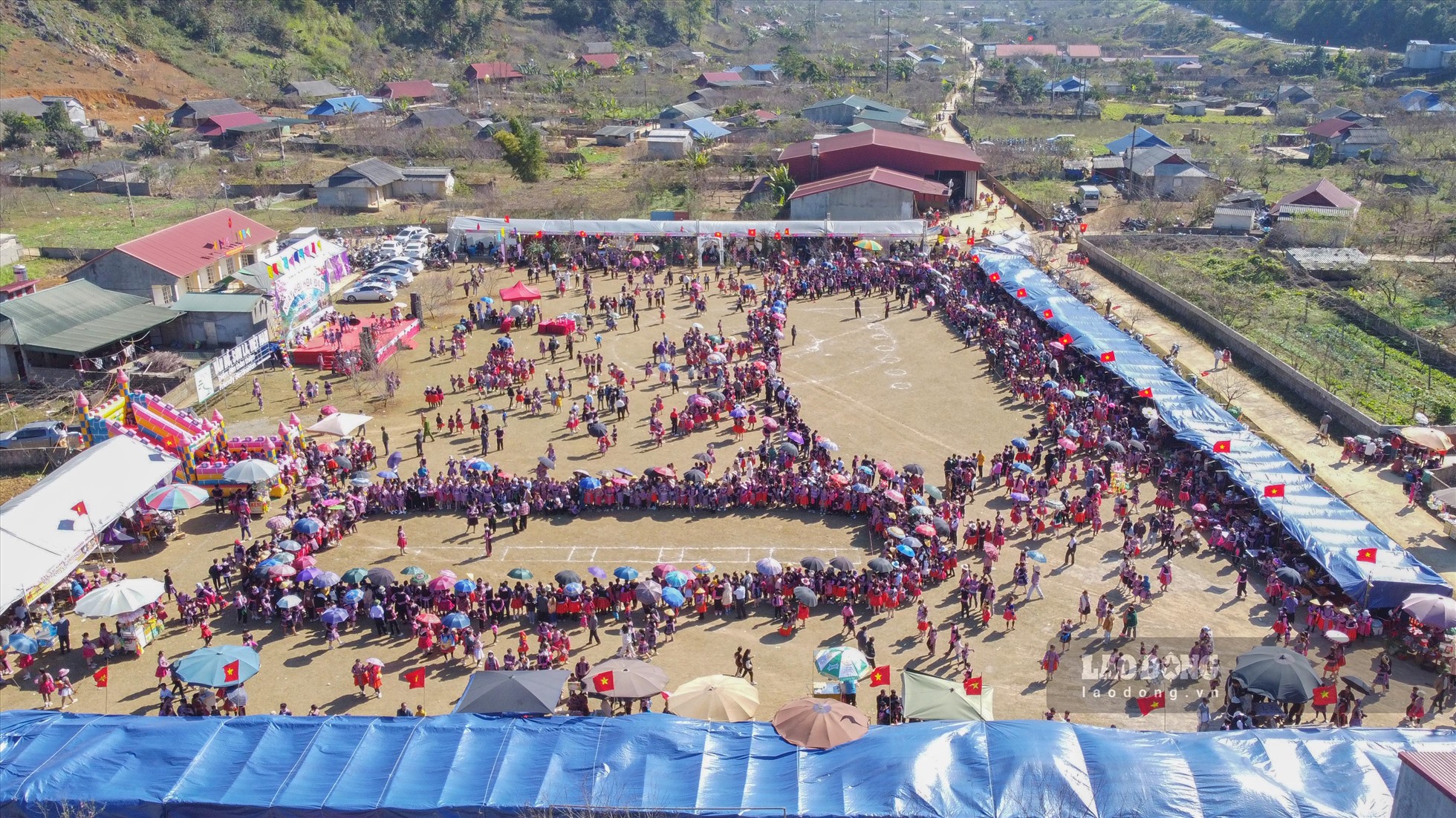 Trong 3 ngày (từ ngày 14 đến 16.1), xã Lóng Luông, huyện Vân Hồ đã tổ chức Ngày hội Hoa đào năm 2023 với sự tham gia của hơn 1.000 người là người dân bản địa (chủ yếu là người dân tộc Mông). Ảnh: Trần Trọng.