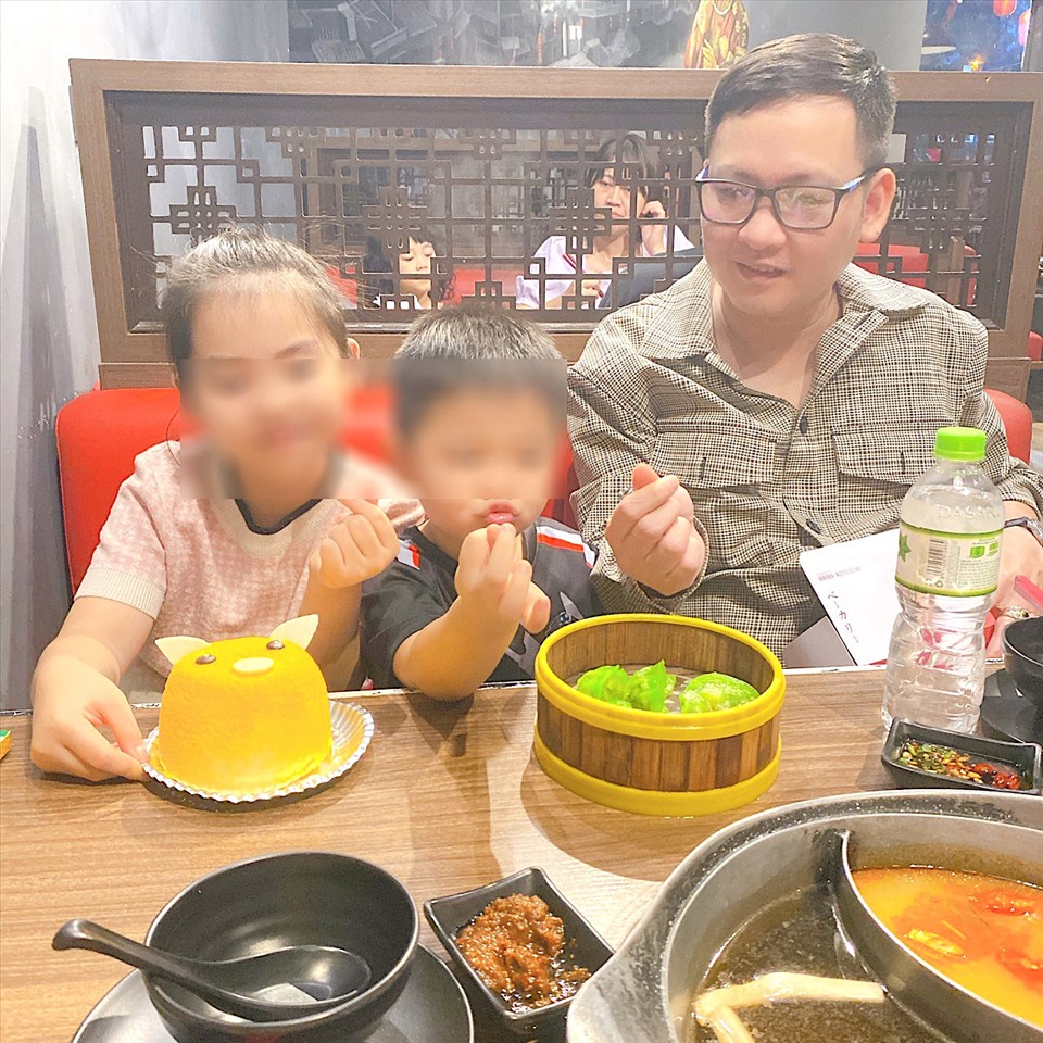Anh Nguyễn Minh Hải và 2 con trong một buổi sum họp gia đình. Ảnh: Mai Lan
