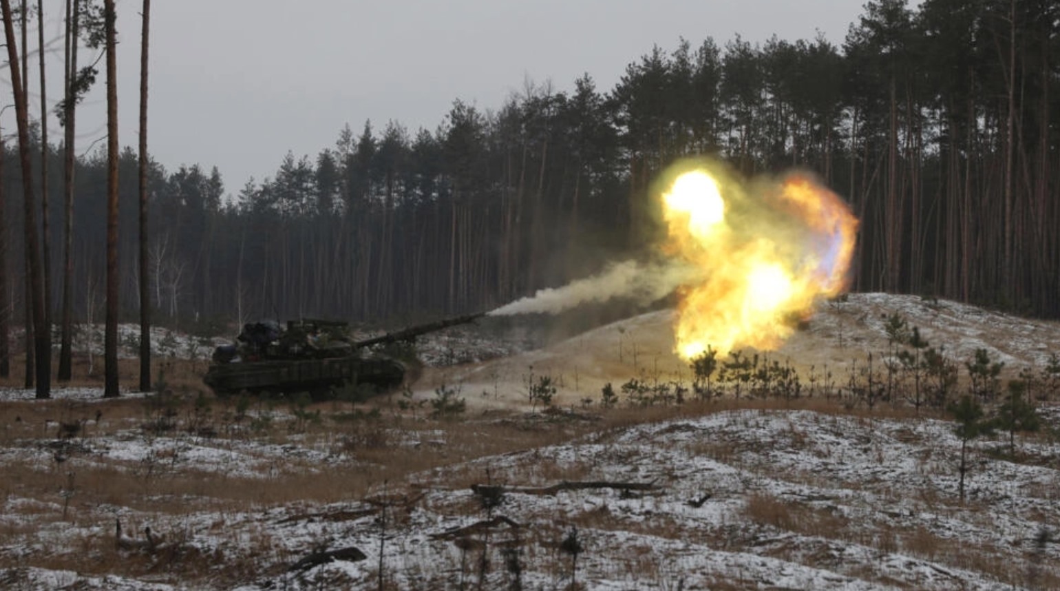 Xe tăng Ukraina khai hoả ở Donetsk. Ảnh: AFP