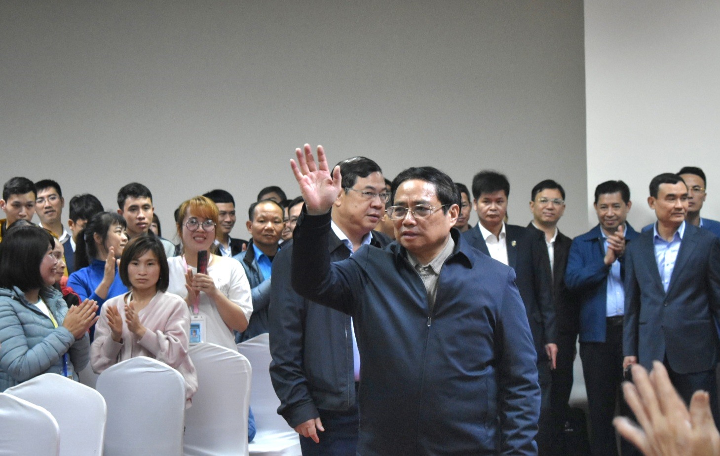 Ủy viên Bộ Chính trị, Thủ tướng Chính phủ Phạm Minh Chính thăm hỏi, động viên công nhân lao động, hộ nghèo tỉnh Nam Định. Ảnh: Trung Du