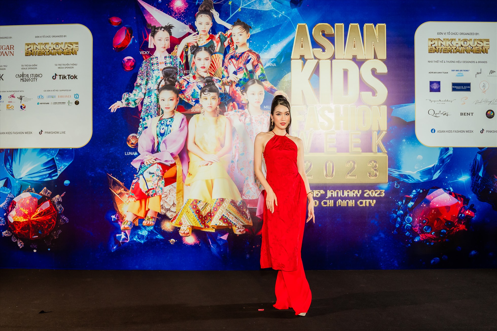 Sự xuất hiện nóng bỏng của Á hậu Phạm Ngọc Phương Anh đã “đốt cháy” thảm đỏ Asian Kids Fashion Week 2023 với những bước catwalk thần sầu.