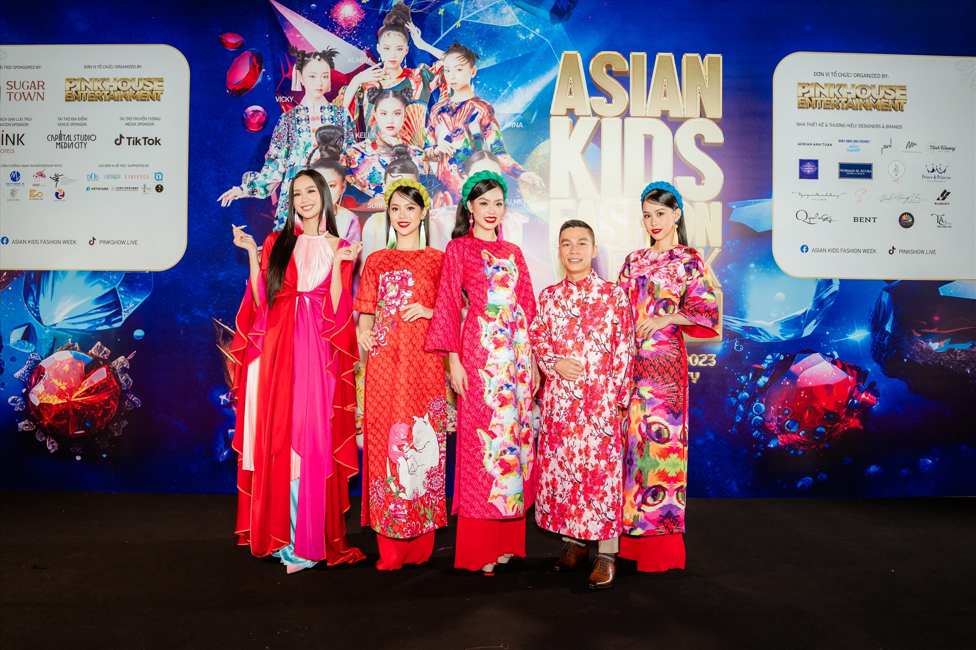 Dù bận rộn với những thiết kế cho phần trình diễn mở màn tại đêm diễn đầu tiên của Tuần lễ thời trang trẻ em châu Á - Asian Kids Fashion Week 2023, song NTK Adrian Anh Tuấn vẫn dành thời gian quý báu để chụp ảnh cùng những “nàng hậu”.