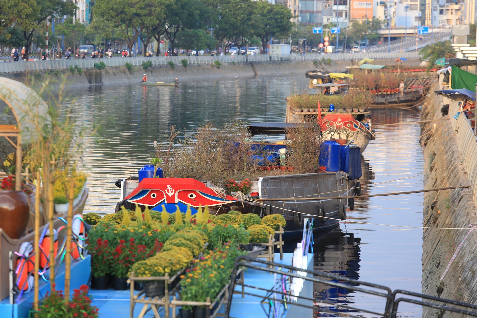 Những chiếc thuyền xếp thành hàng bên bờ kênh Tàu Hủ, tạo thành chợ hoa xuân độc đáo và ấn tượng nhất trong tất cả các chợ hoa ở Sài Gòn. Những chiếc thuyền xếp thành hàng bên bờ kênh Tàu Hủ, tạo thành chợ hoa xuân độc đáo và ấn tượng nhất trong tất cả các chợ hoa ở TPHCM