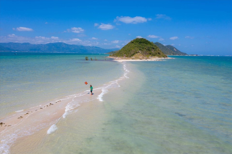 Đảo Điệp Sơn nằm trong vịnh Vân Phong là một địa điểm du lịch nổi tiếng. Ảnh: Thu Cúc