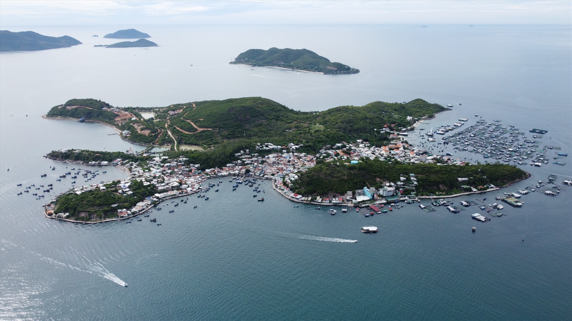 Đảo Hòn Miễu nằm trong vịnh Cù Huân mà ngày nay gọi là Vịnh Nha Trang. Ảnh: Bùi Bùi