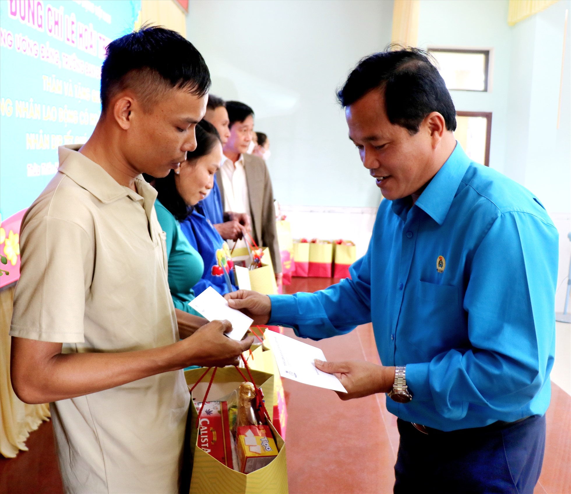 Ông Lê Minh Nhân - Chủ tịch LĐLĐ Thừa Thiên Huế tặng quà cho đoàn viên, người lao động. Ảnh: Phúc Đạt.