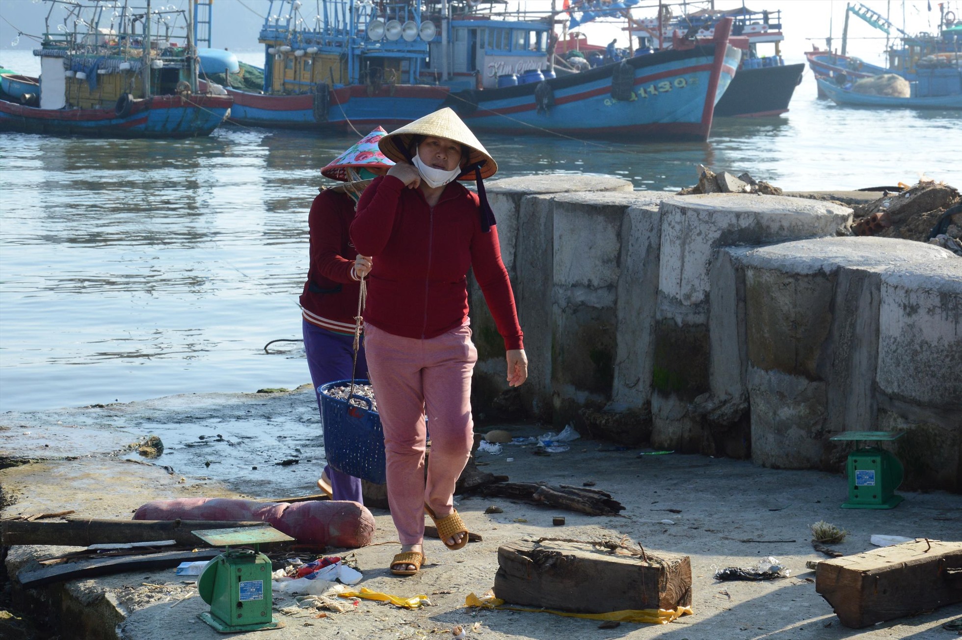 Những mẻ cá cơm than tươi rói nhanh chóng chuyển vào bờ để bán. Ảnh: Ngọc Viên