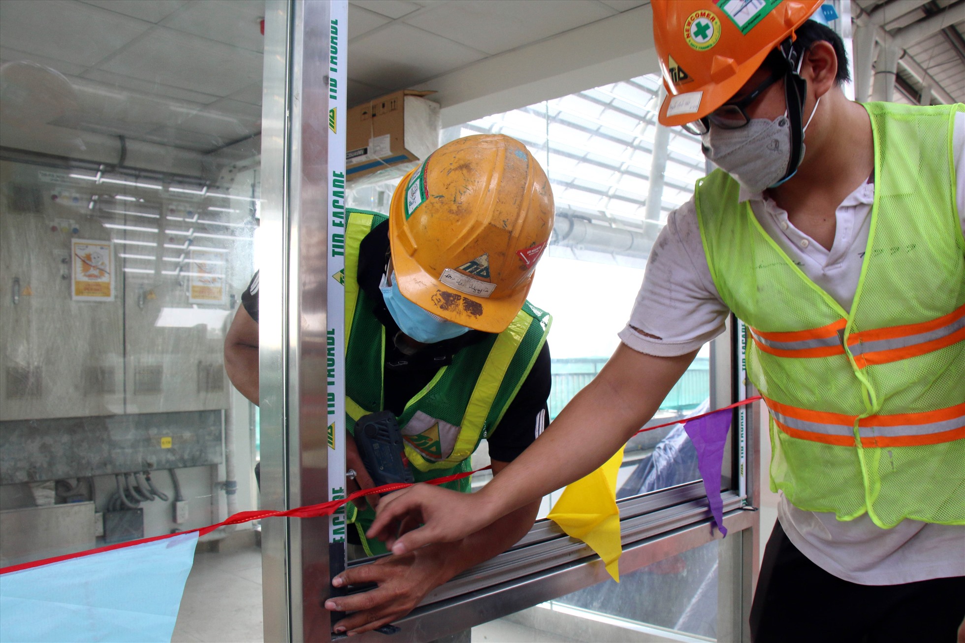 Hiện, các kỹ sư, công nhân đang thực hiện lắp dựng và hoàn thiện thang máy nhà ga (bao gồm khung kim loại và kính cường lực ốp các mặt); hoàn thiện phòng bán vé.