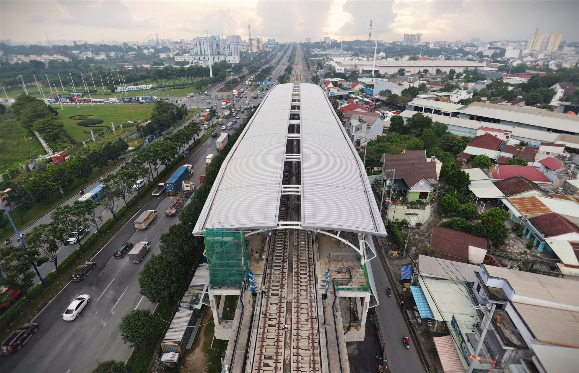 Dự kiến tháng 3.2023, toàn bộ hạng mục liên quan đến kiến trúc của 11 nhà ga trên cao metro số 1 sẽ được hoàn thành và tiến hành hoàn thiện kiến trúc của depot Long Bình (thành phố Thủ Đức).