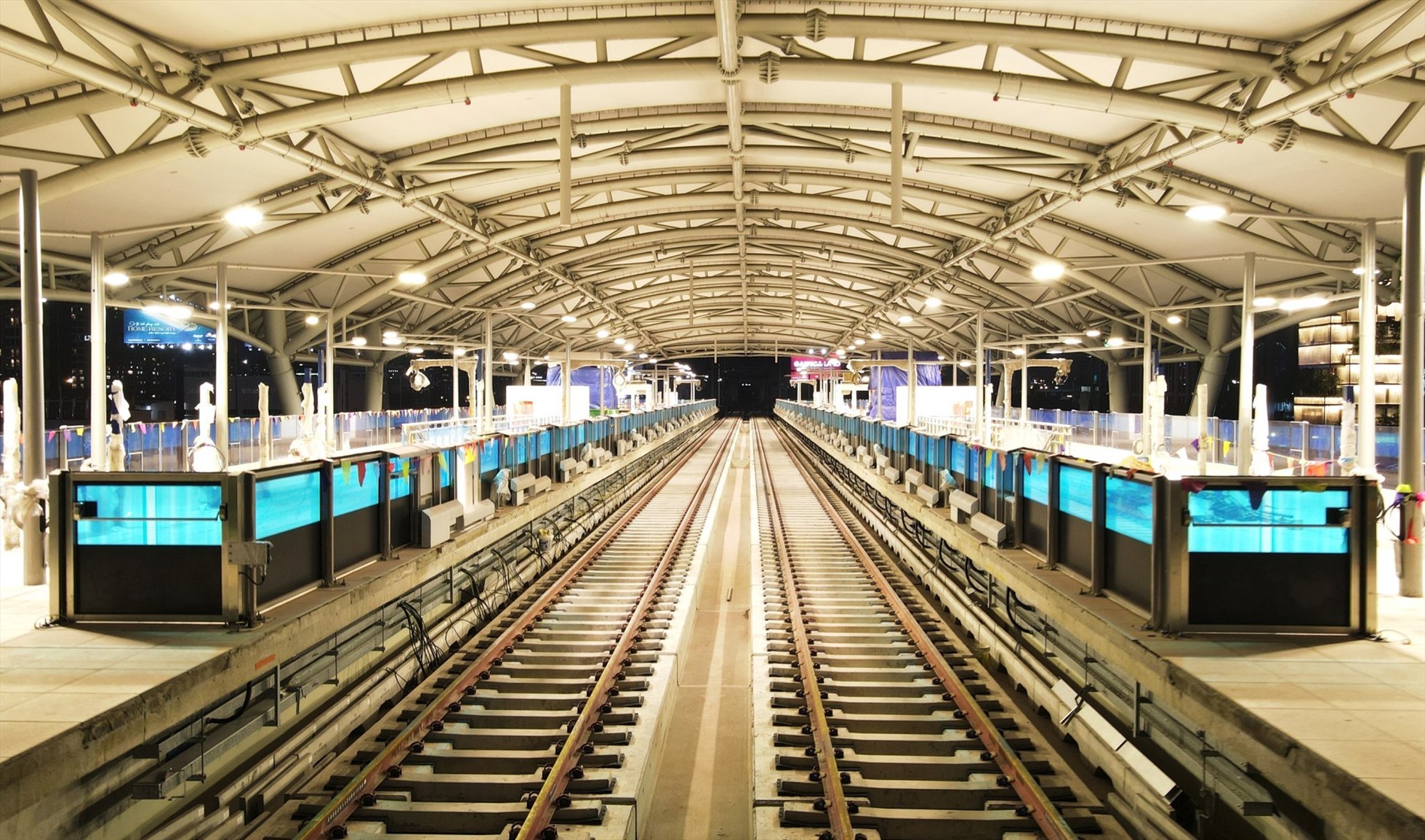 Bên trong tầng trên cùng của ga Tân Cảng với hệ thống mái lợp kín thay vì hở ở giữa như những ga trên cao khác.
