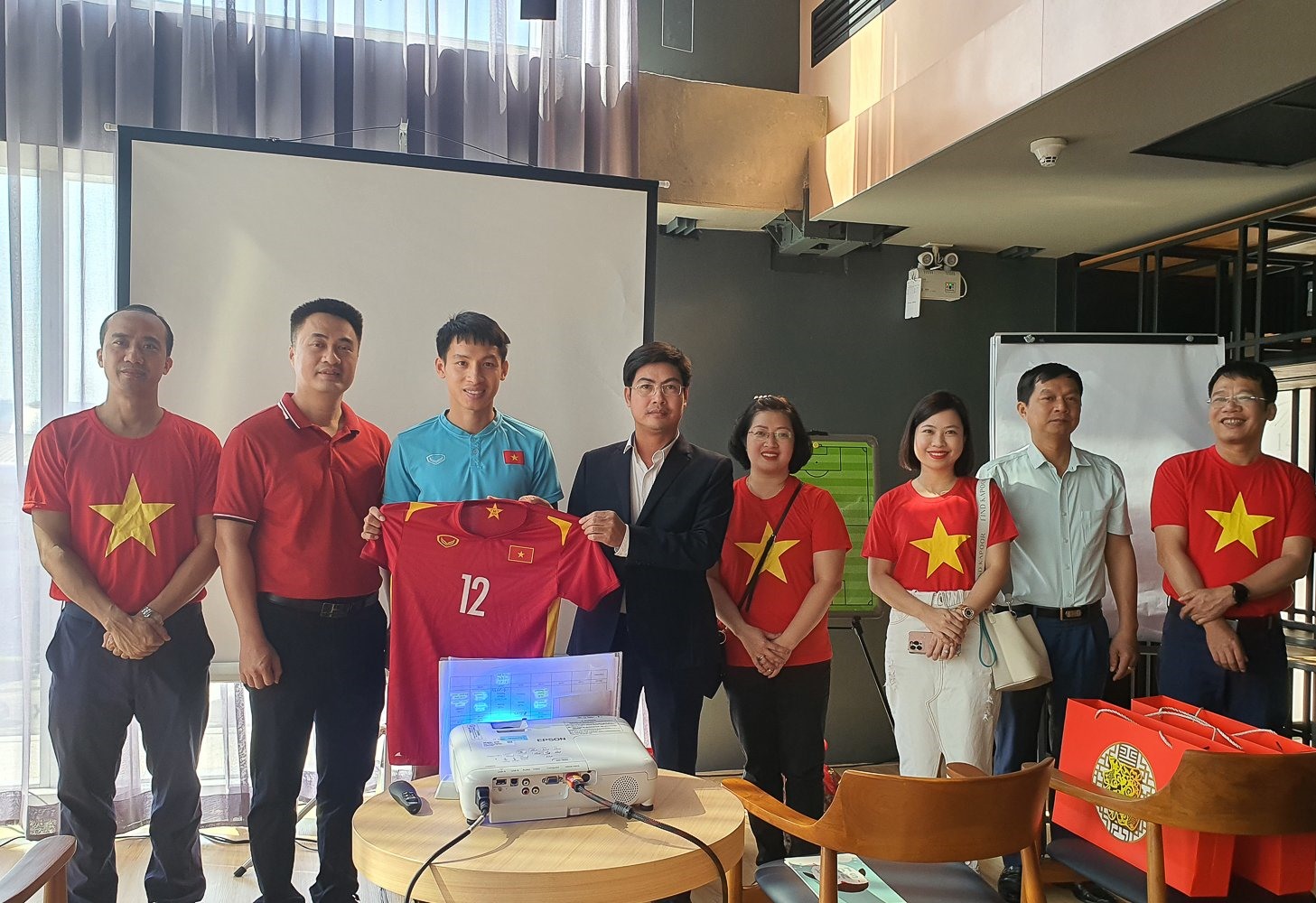 Đội trưởng Đỗ Hừng Dũng cảm ơn Đại sứ quán Việt Nam tại Thái Lan. Ảnh: VFF