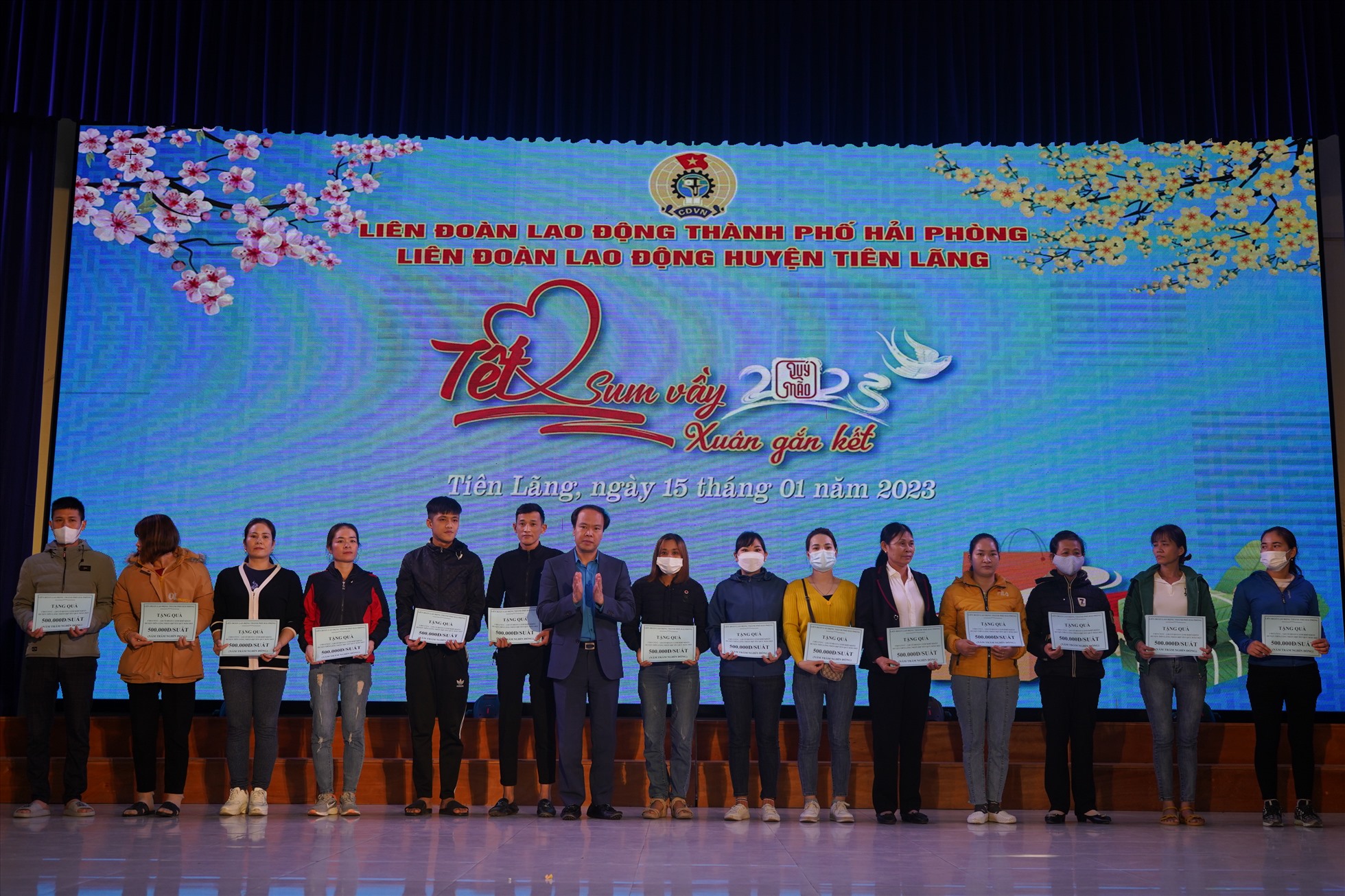Các đại diện LĐLĐ TP Hải Phòng tặng quà cho CNVCLĐ. Ảnh: Thiên Hà