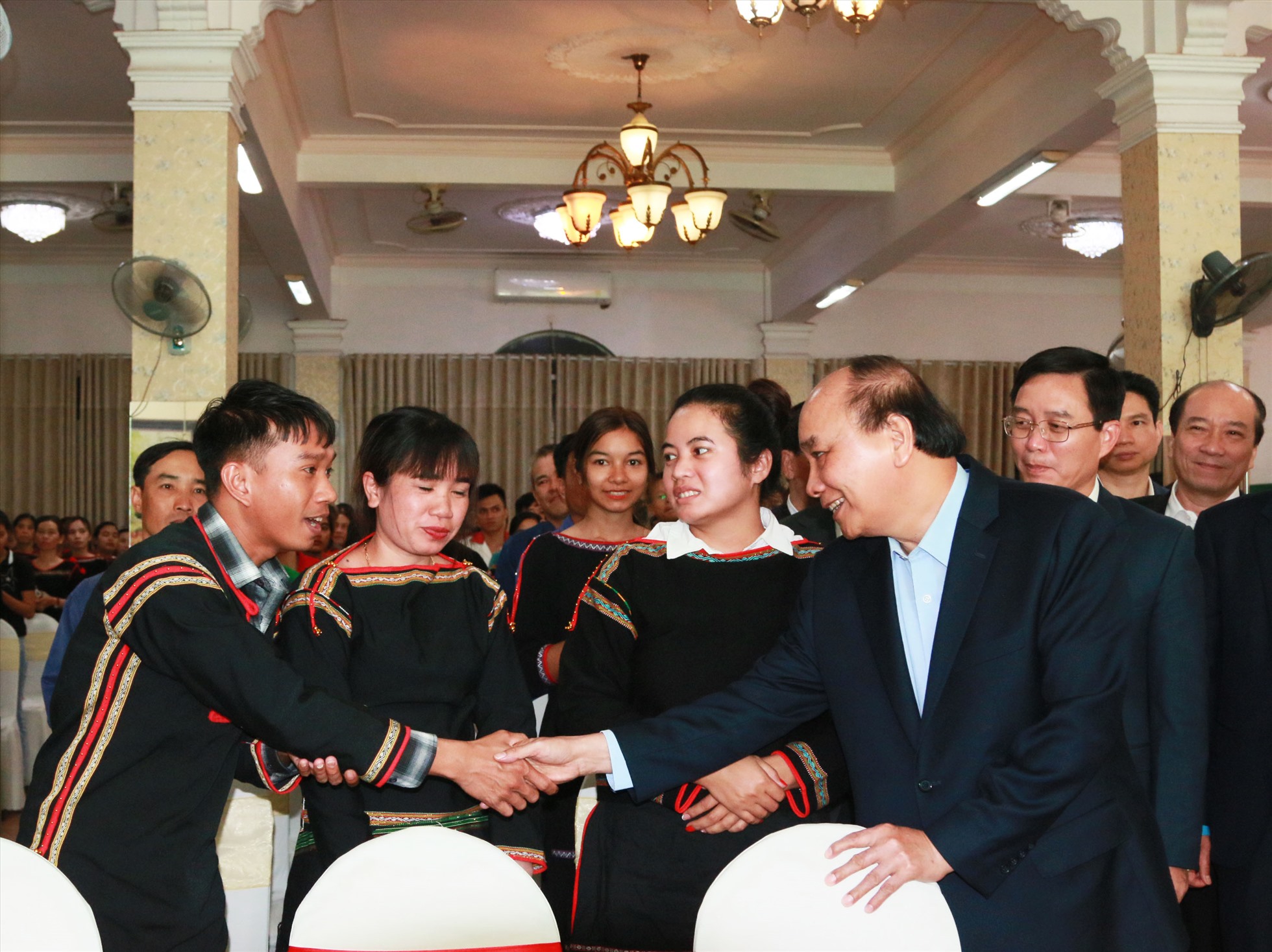 Chủ tịch nước thăm hỏi đồng bào dân tộc thiểu số ở Đắk Lắk. Ảnh: Bảo Trung