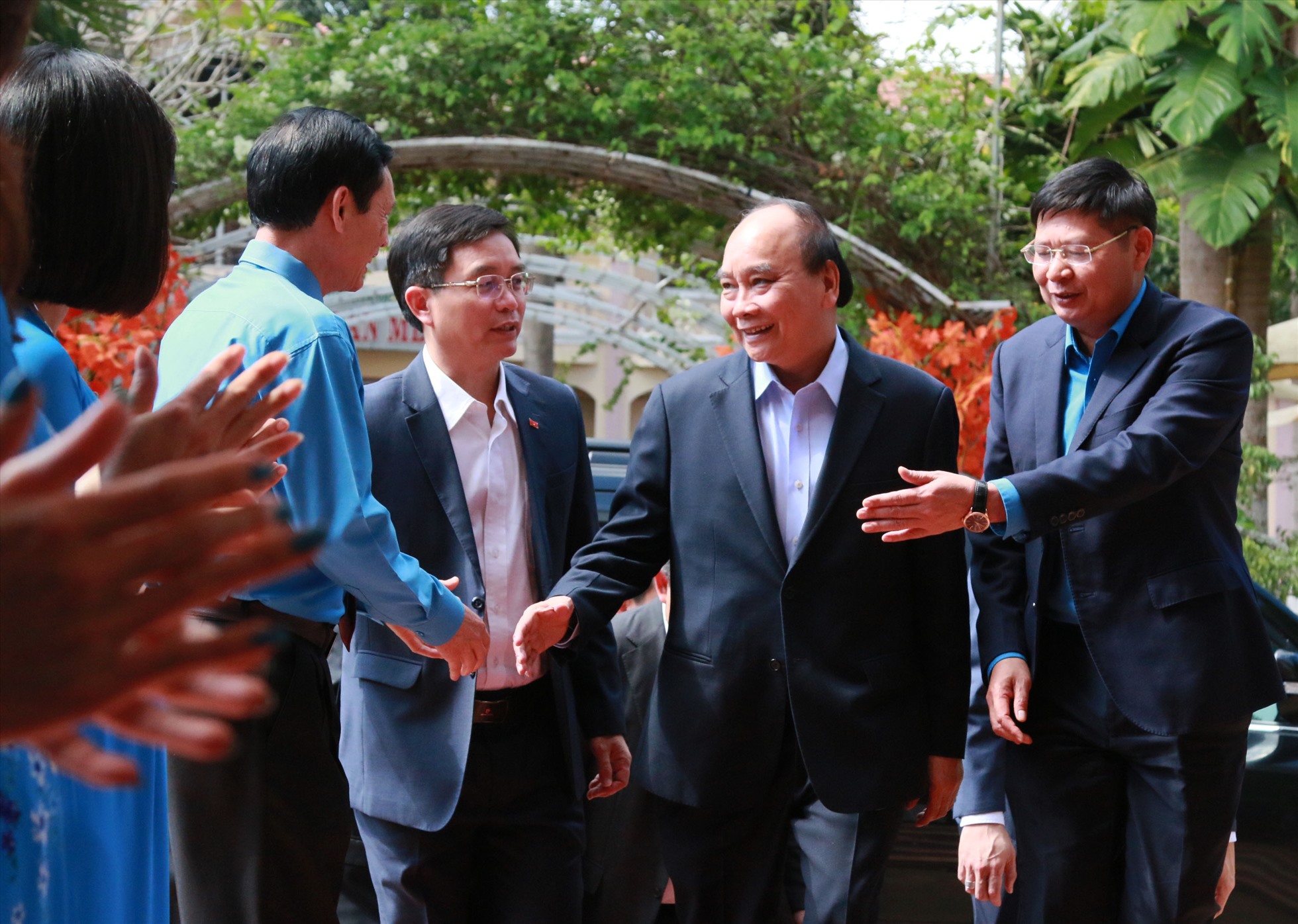 Chủ tịch nước Nguyễn Xuân Phúc bắt tay, hỏi thăm sức khỏe cán bộ Công đoàn tỉnh Đắk Lắk. Ảnh: Bảo Trung