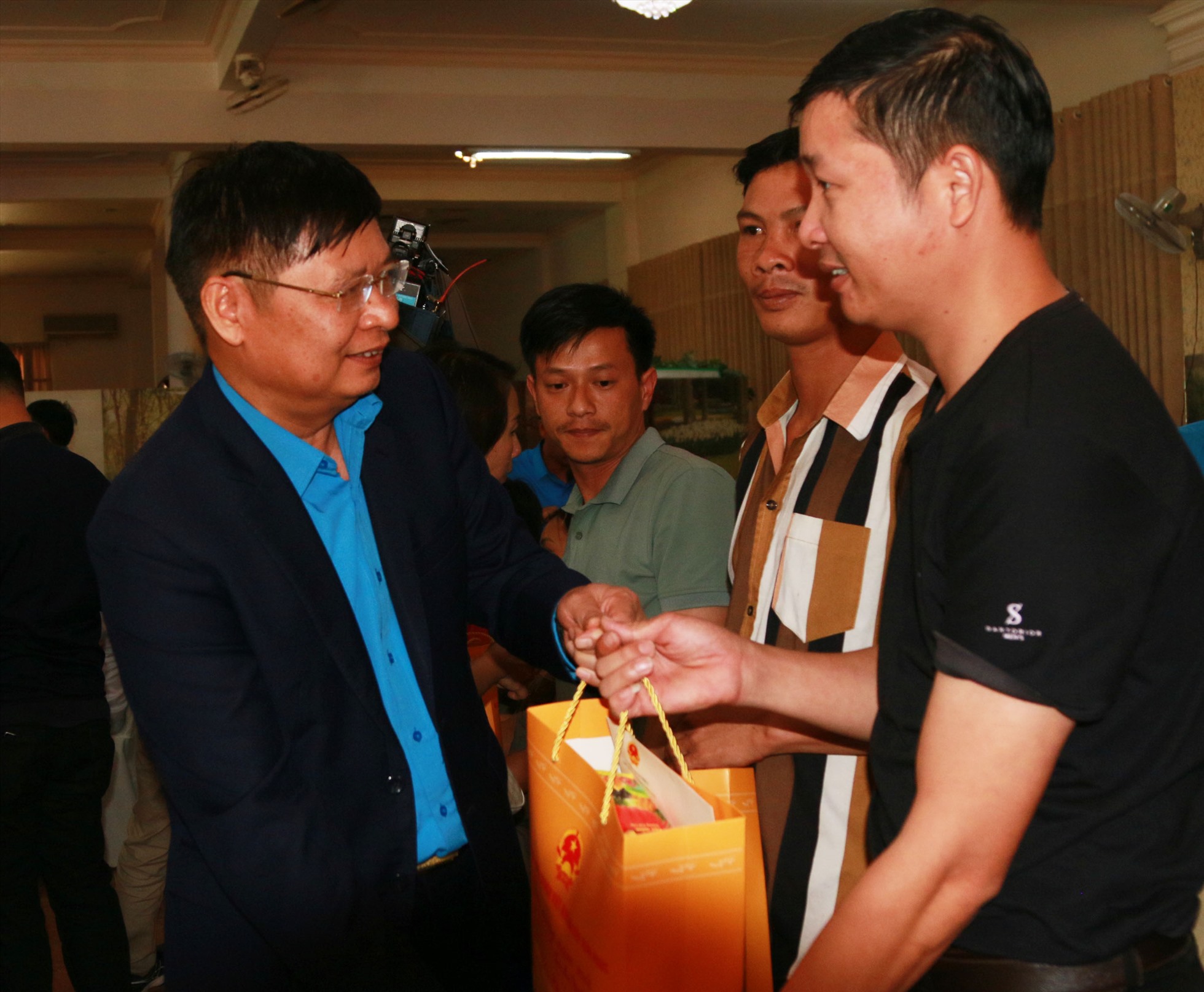 Ông Phan Văn Anh - Phó Chủ tịch Tổng LĐLĐ Việt Nam tặng quà cho người lao động ở Đắk Lắk. Ảnh: Bảo Trung