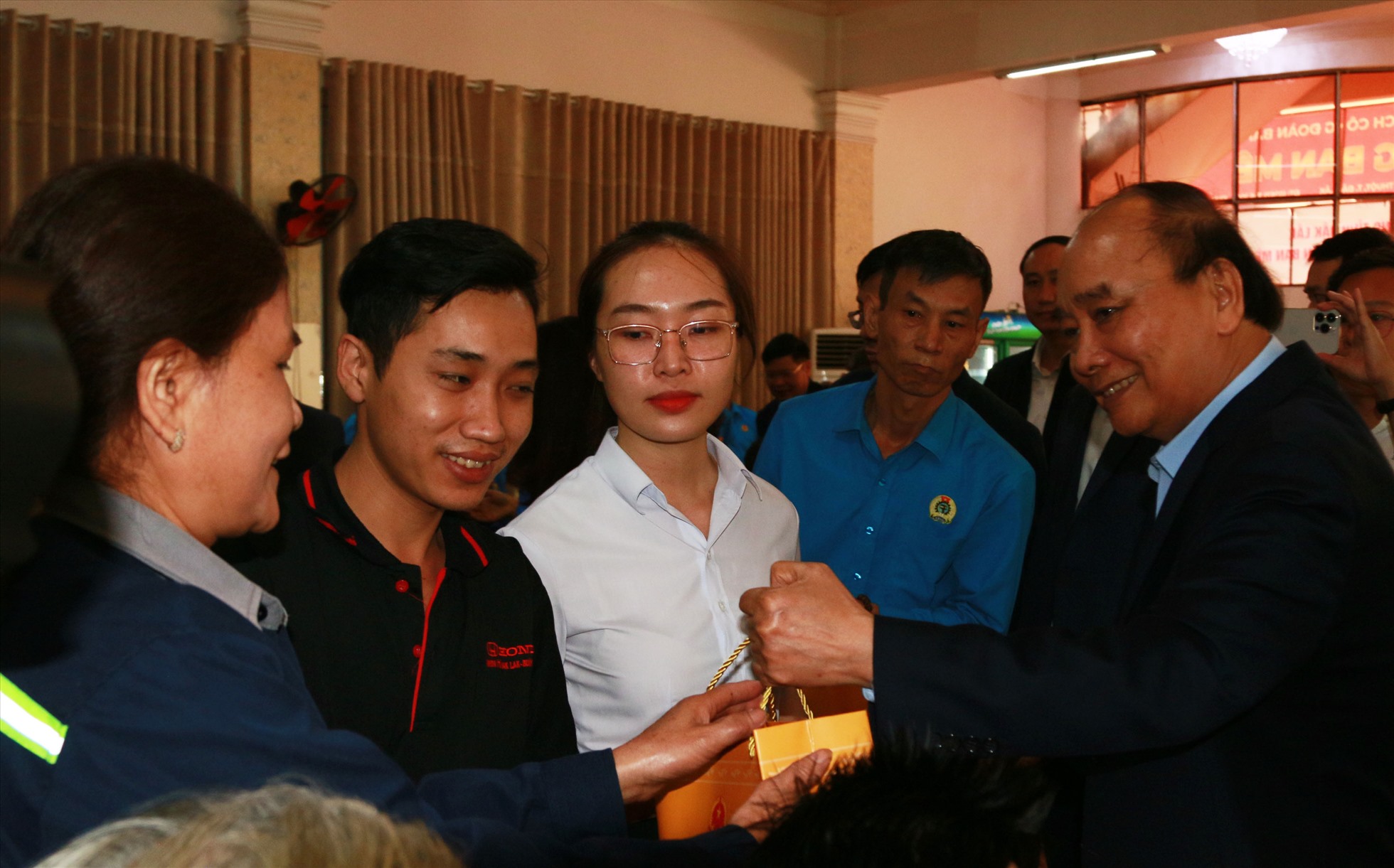 Chủ tịch nước Nguyễn Xuân Phúc trao tận tay người lao động những phần quà Tết. Ảnh: Bảo Trung