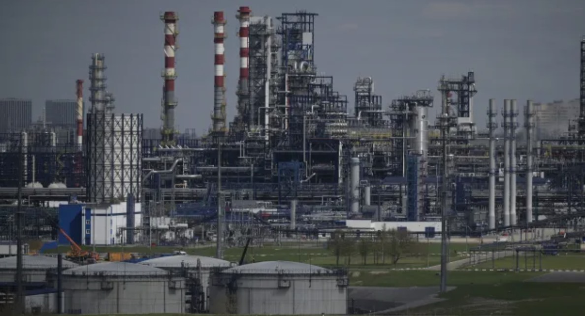 Nhà máy lọc dầu ở Mátxcơva, Nga. Ảnh: AFP