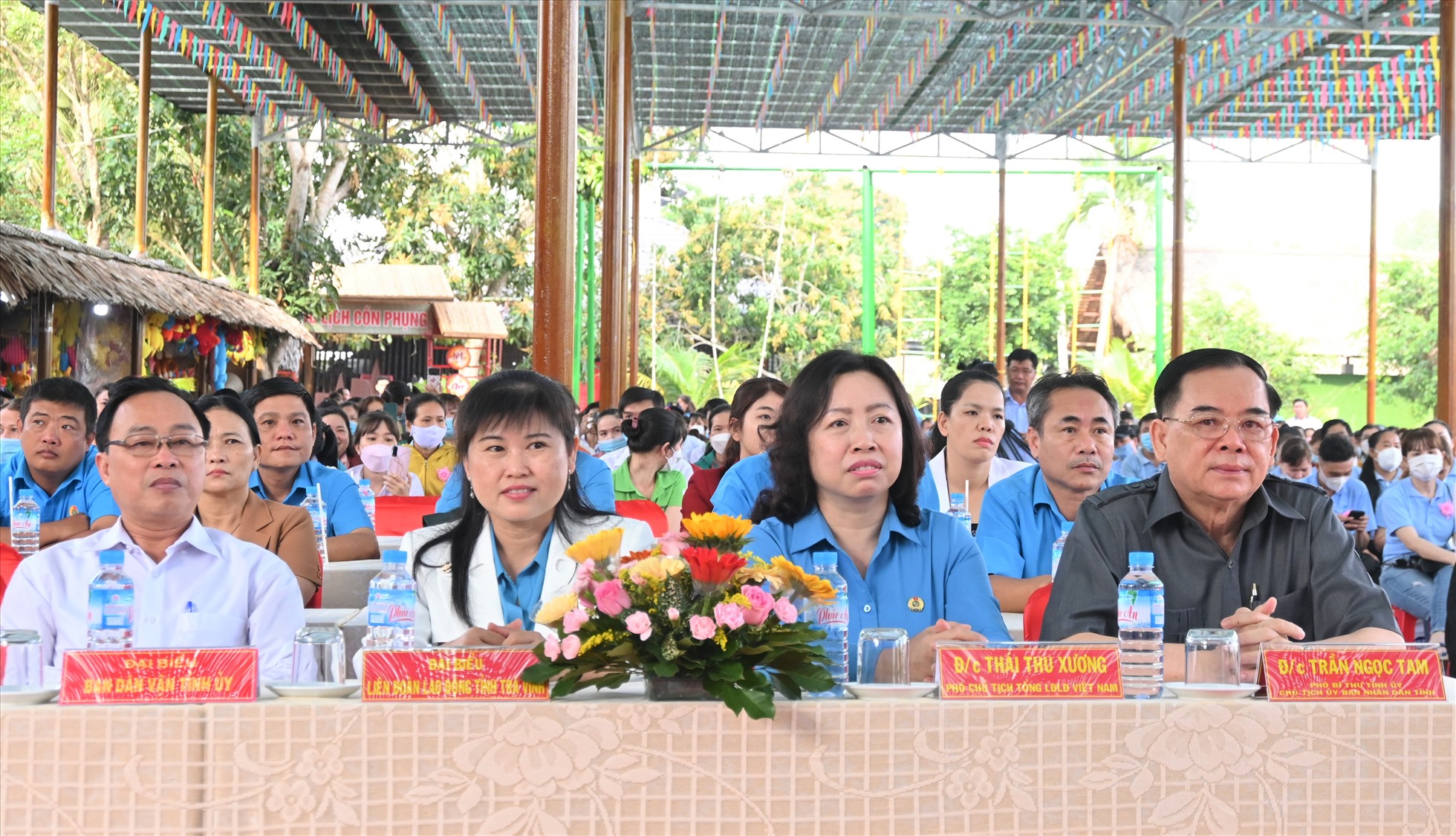Phó Chủ tịch Tổng LĐLĐ Việt Nam Thái Thu Xương (áo xanh, thứ 2 bên phải sang) và Chủ tịch UBND tỉnh Bến Tre tham dự chương trình. Ảnh: Thành Nhân