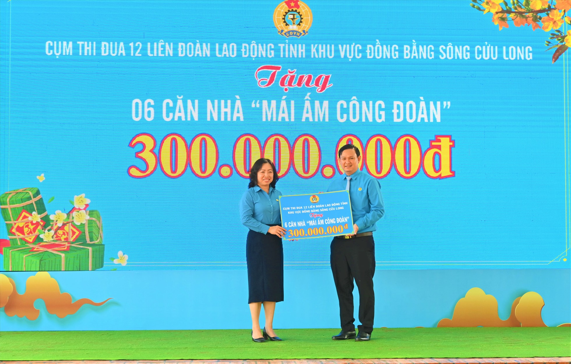 Phó Chủ tịch Tổng LĐLĐ Việt Nam Thái Thu Xương trao bảng tượng trưng 6 căn “Mái ấm Công đoàn” cho LĐLĐ tỉnh Bến Tre để trao cho công nhân lao động có hoàn cảnh khó khăn về nhà ở trên địa bàn. Ảnh: Thành Nhân