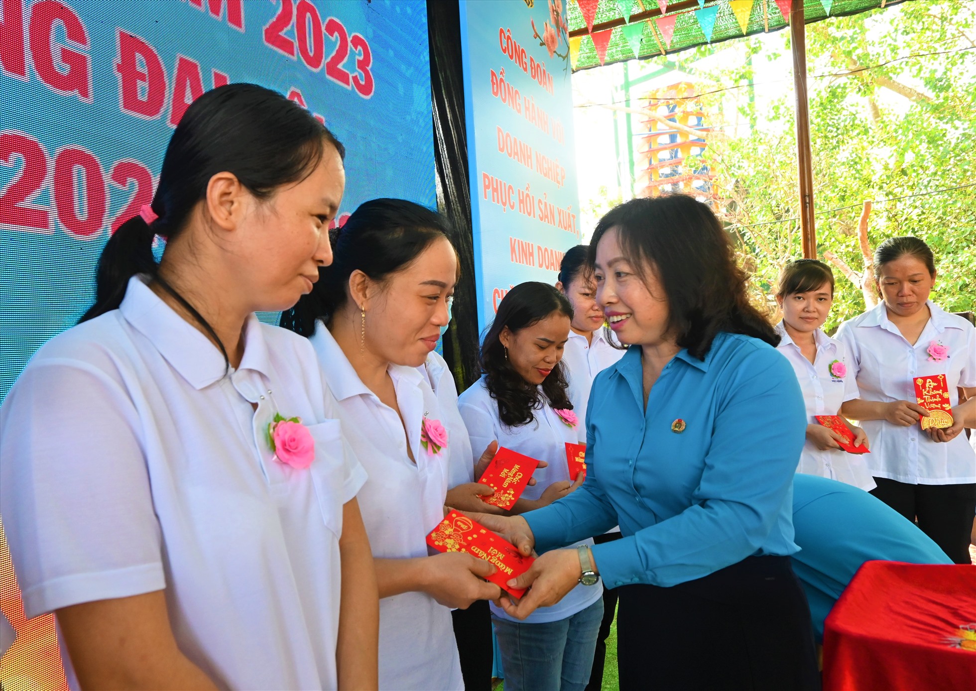 Phó Chủ tịch Tổng LĐLĐ Việt Nam Thái Thu Xương trao quà cho công nhân lao động trên địa bàn tỉnh Bến Tre. Ảnh: Thành Nhân