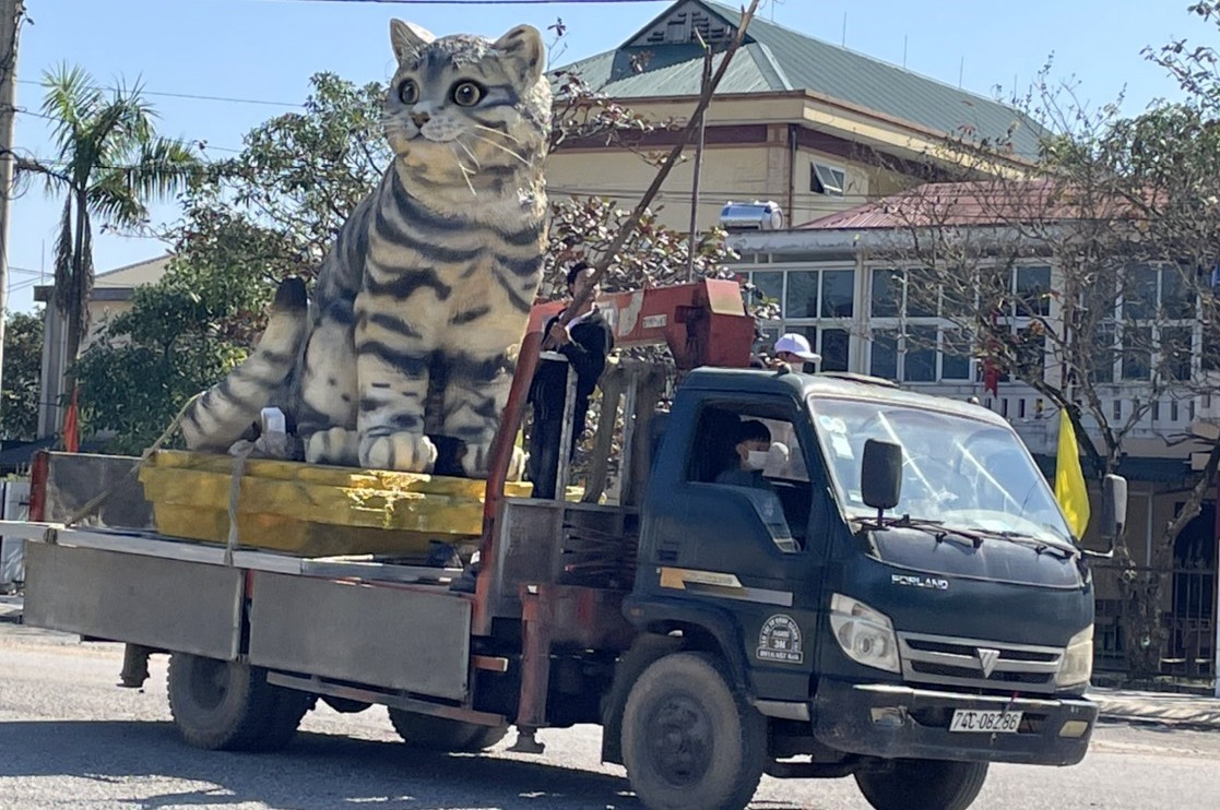 Linh vật mèo được hoàn thiện và đưa lên ôtô để vận chuyển đến trang trí tại quảng trường trung tâm huyện Triệu Phong. Ảnh: Hưng Thơ