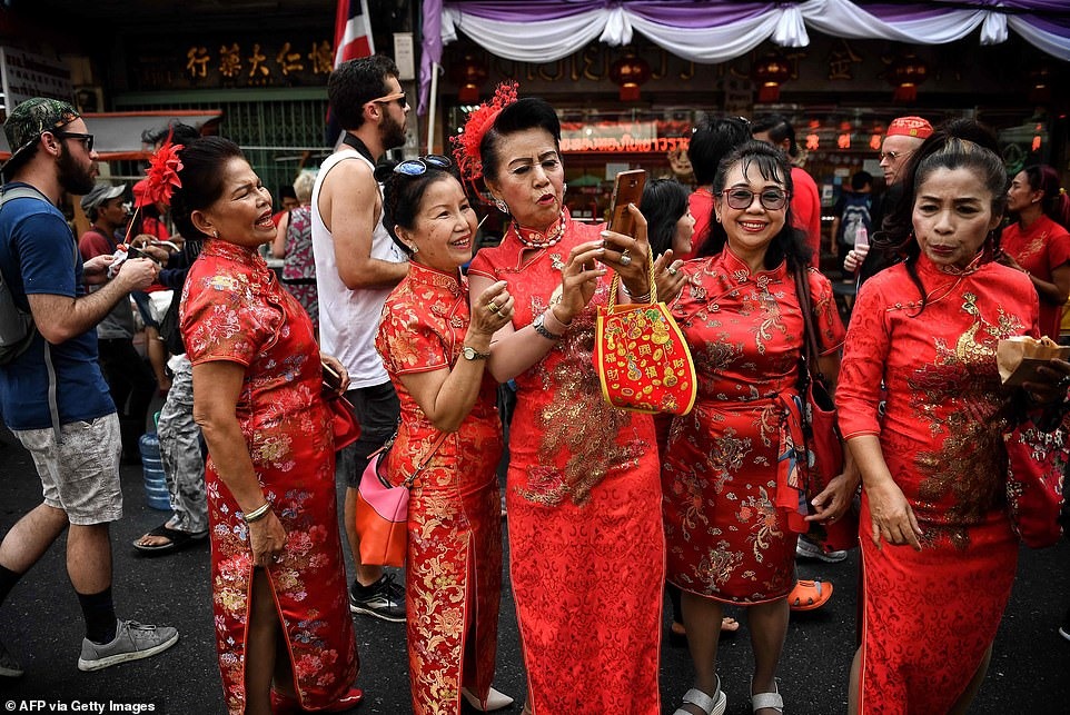 Khách du lịch vui chơi tại phố người Hoa ở Bangkok, Thái Lan vào dịp Tết Nguyên đán 2020. Ảnh: AFP