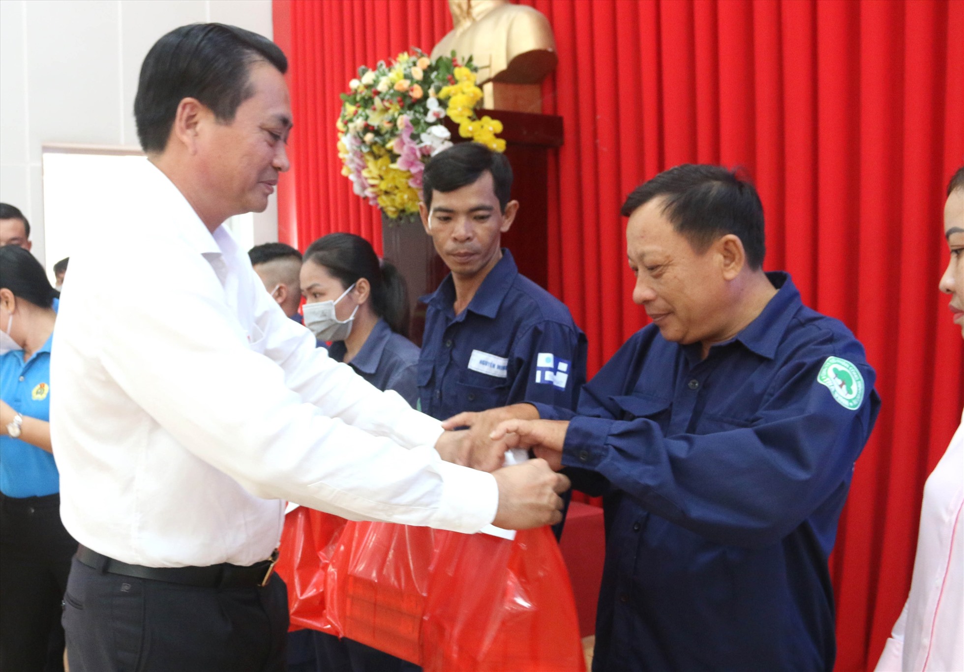 Phó Chủ tịch UBND tỉnh Trà Vinh Nguyễn Quỳnh Thiện trao quà cho công nhân, người lao động. Ảnh: Quang Dũng