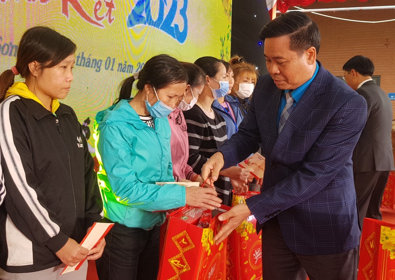 Ông Dương Đức Khanh, Chủ tịch LĐLĐ tỉnh Ninh Bình trao quà Tết cho đoàn viên, người lao động. Ảnh: Diệu Anh