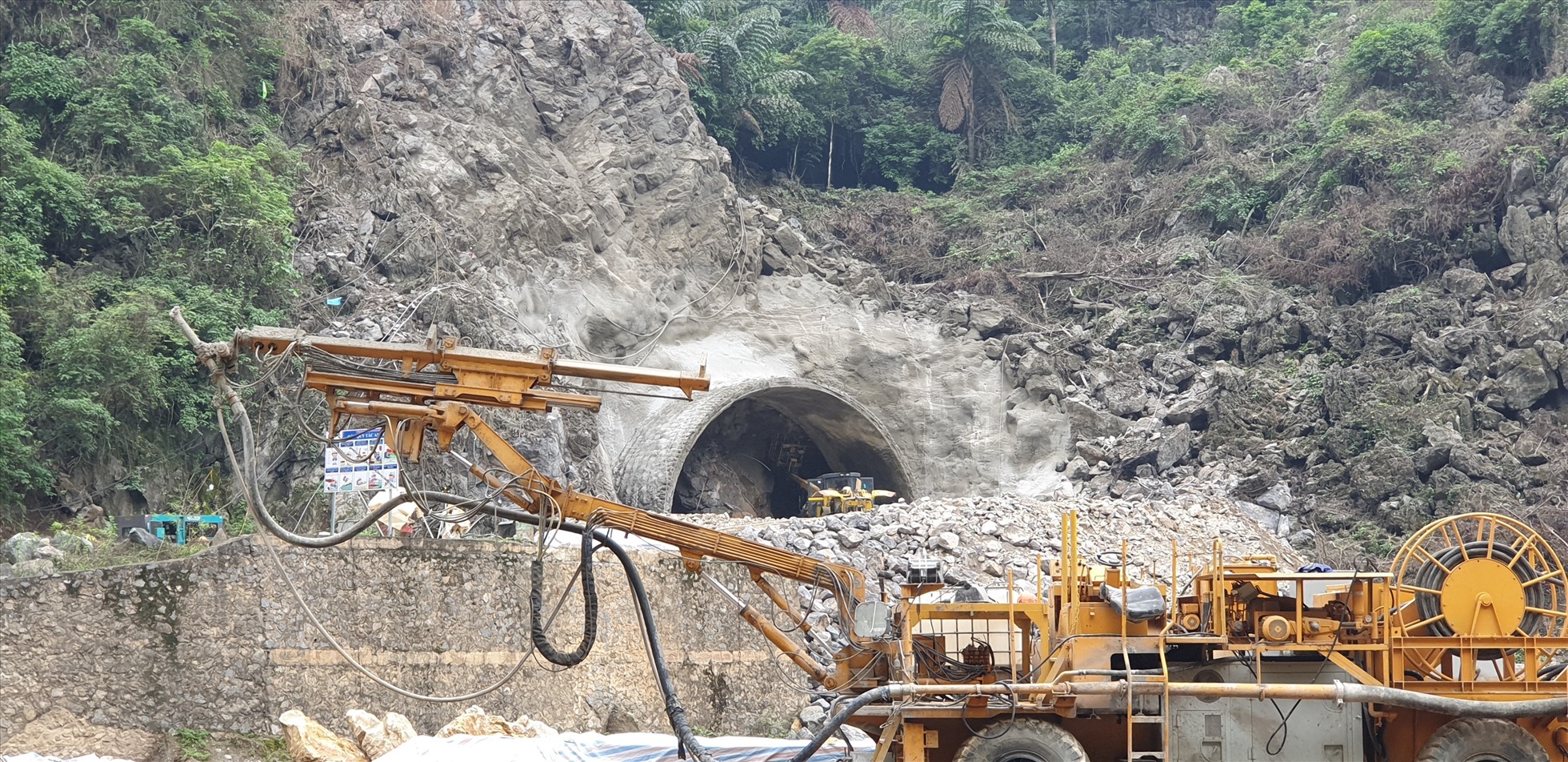 Tuy nhiên, việc thi công đường rồi mới tính làm đường hầm khiến vị trí mở đường hầm gặp rất nhiều bất lợi. Bởi, tất cả các dự án làm đường, nếu xác định có hầm thì khi thiết kế, phần đường phải đi theo hầm, do hầm thường khó thi công hơn. Vị trí mở đường hầm thường nằm ở chính giữa núi, nhưng vị trí mở đường hầm xuyên núi trên tuyến đường ven biển Hạ Long – Cẩm Phả lại nằm ở sườn núi nên từng phủ (độ dài từ nóc hầm lên tới đỉnh núi) chỉ khoảng 40m. Ảnh: Nguyễn Hùng