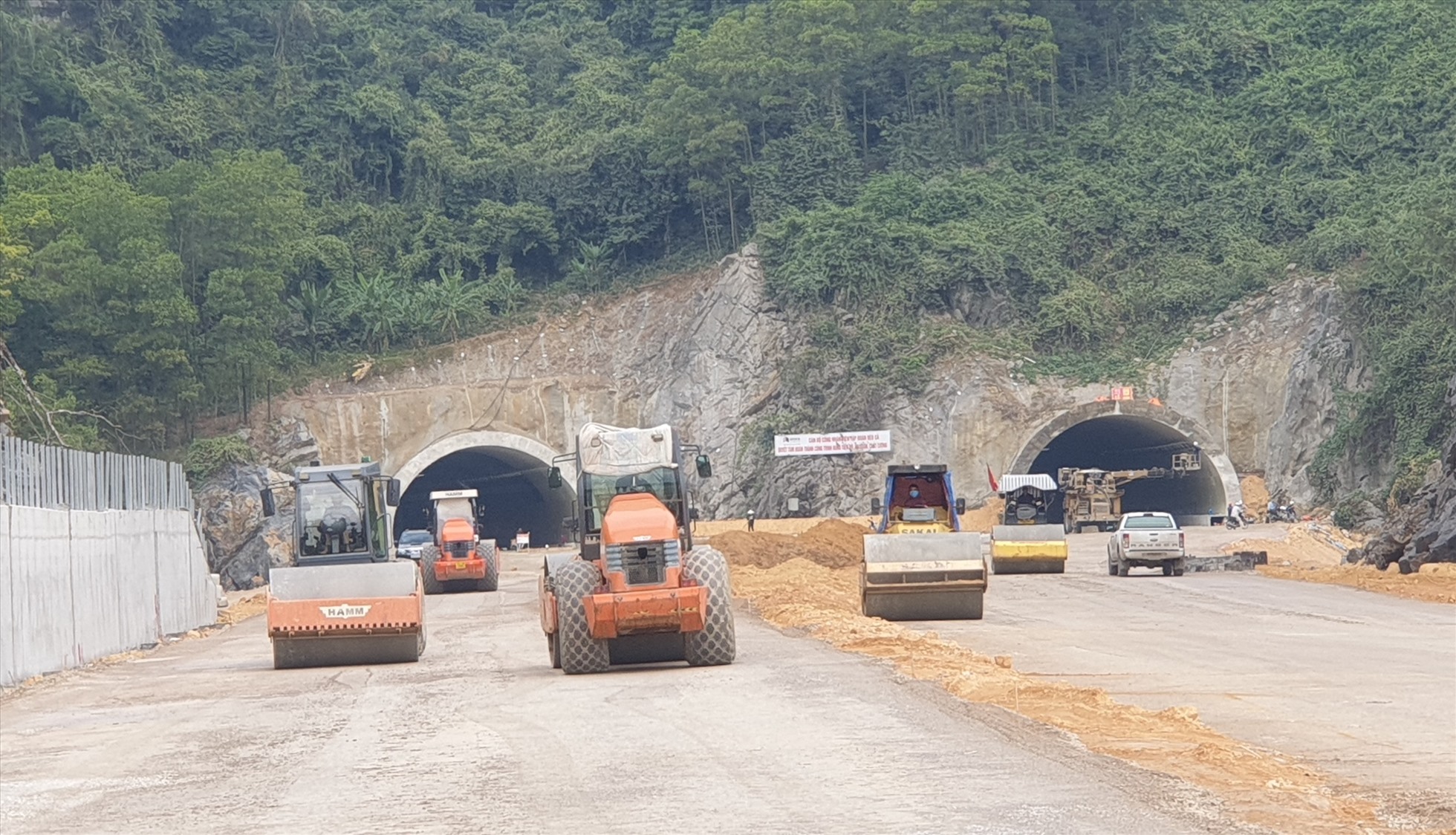 Kỹ sư Nguyễn Duy Sông – một người dày dạn kinh nghiệm thi công các công trình đường hầm trên khắp cả nước của Công ty CP Tập đoàn Đèo Cả, được giao trực tiếp chỉ hủy thi công đường hầm này – từng thừa nhận, đây là công trình đường hầm khó nhằn nhất, bởi địa chất quá phức tạp và thi công đường rồi mới tính mở hầm. Ảnh: Nguyễn Hùng