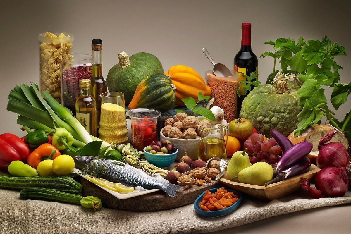 Chế độ ăn Địa Trung Hải chủ yếu sử dụng trái cây, rau, ngũ cốc nguyên hạt, các loại đậu, dầu cá và nhiều ô liu. Ảnh: AFP