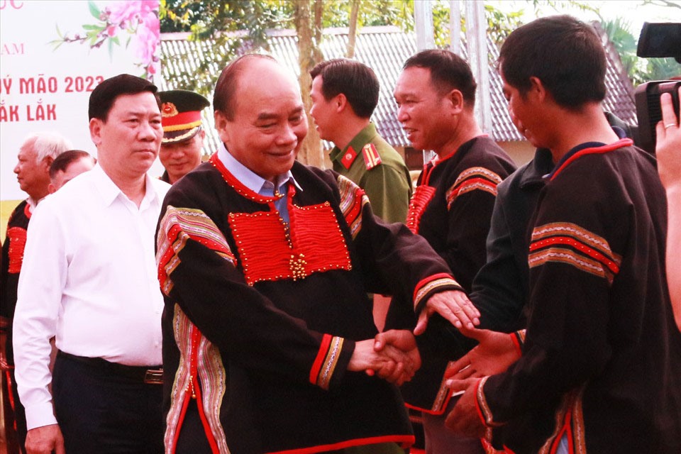 Chủ tịch nước Nguyễn Xuân Phúc thăm hỏi đồng bào dân tộc thiểu số ở thị xã Buôn Hồ. Ảnh: Bảo Trung
