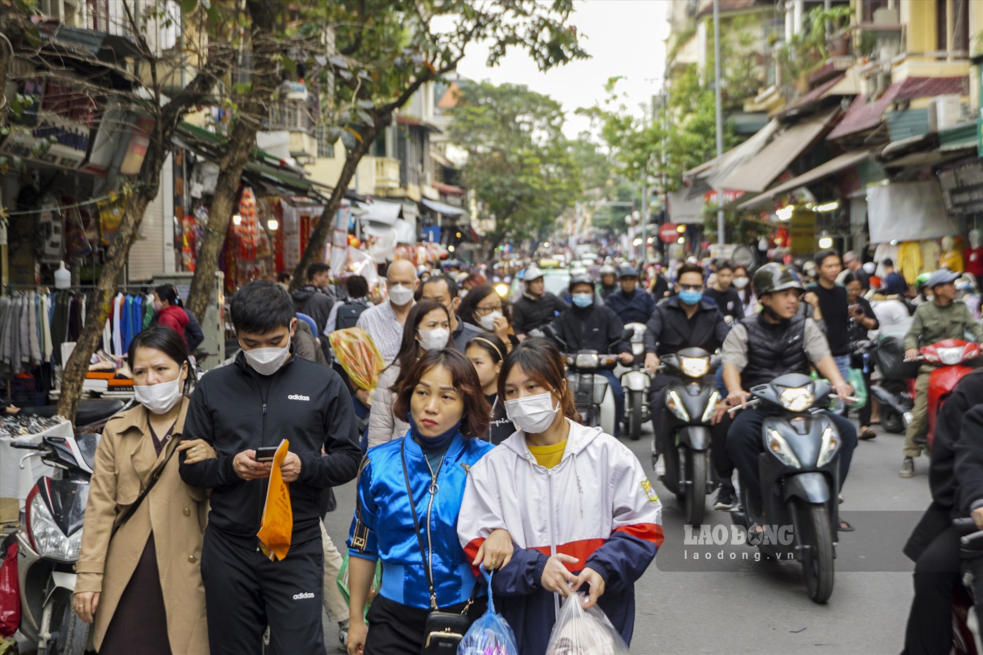 Chiều 15.1, theo ghi nhận của Lao Động, trên các tuyến phố thuộc trung tâm Hà Nội mật độ phương tiện giao thông đông đúc. Người dân chủ yếu đi du xuân, mua sắm chuẩn bị cho kỳ nghỉ Tết cận kề.