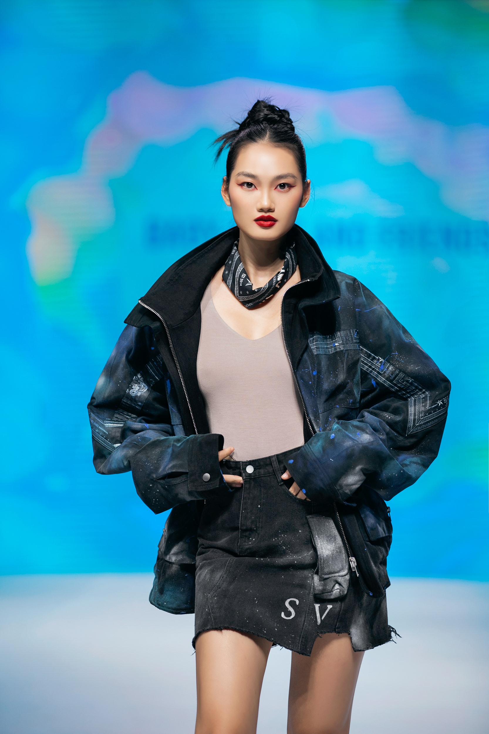 Quán quân Siêu mẫu Châu Á - Winner Supermodel Me 2021 Quỳnh Anh đã có những sải bước trên sàn diễn.