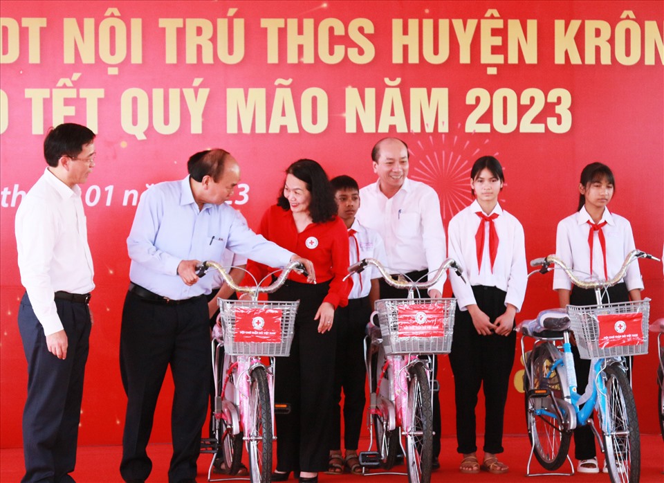 Chủ tịch nước tặng xe đạp cho học sinh nghèo ở địa bàn huyện Krông Búk. Ảnh: Bảo Trung