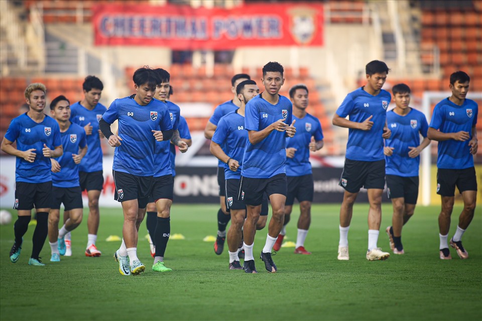 Dù trải qua 2 chặng bay dài chỉ trong 3 ngày vì lịch thi đấu dày đặc, song các cầu thủ Thái Lan vẫn tỏ ra sung sức và thoải mái trong buổi tập trước trận chung kết lượt về AFF Cup.