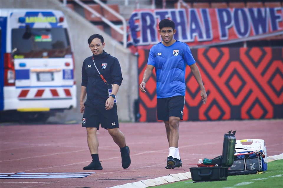 Huấn luyện viên Polking vẫn chưa chắc chắn khả năng ra sân của Dangda trong trận đấu sắp tới. Việc thiếu vắng tiền đạo chủ lực có phần ảnh hưởng đến lối chơi của Thái Lan, nhưng “Voi chiến” vẫn đang thể hiện khá tốt trong lượt trận vừa qua.