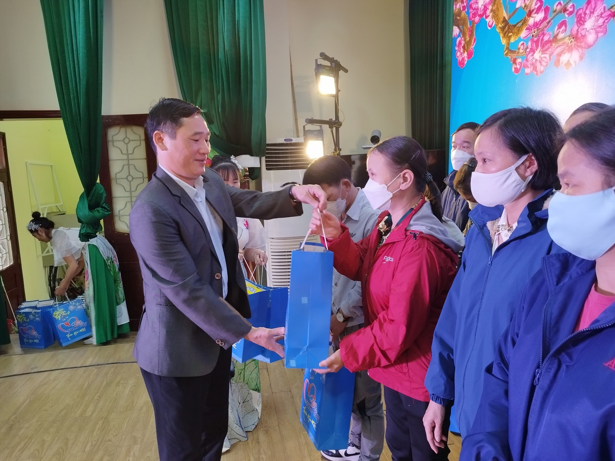 Ông Hoàng Quang Sơn- Chủ tịch LĐLĐ huyện Cẩm Giàng tặng quà cho CNLĐ có hoàn cảnh khó khăn. Ảnh: Diệu Thuý