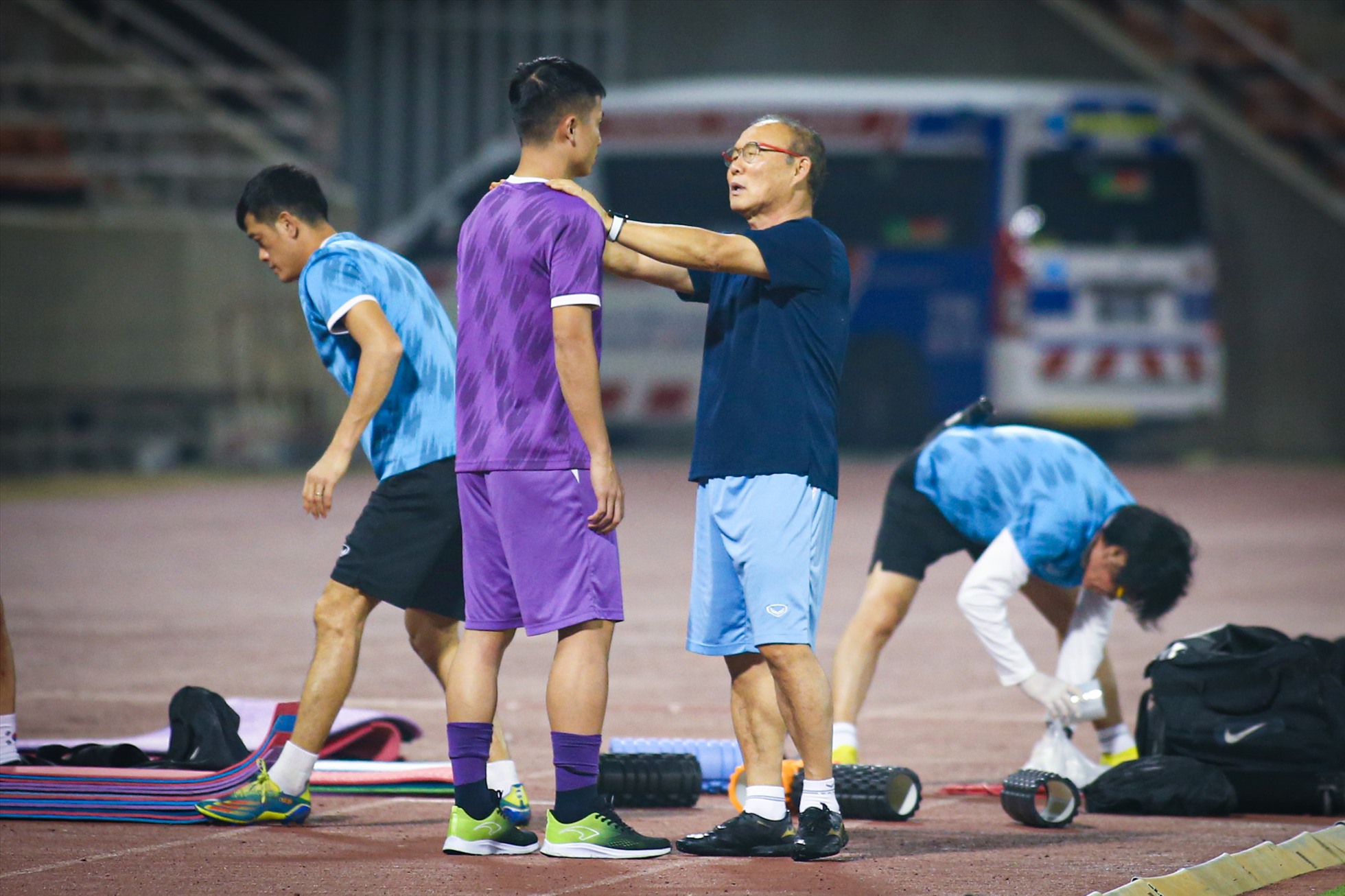 Huấn luyện viên Park Hang-seo dành nhiều thời gian hỏi han về tình hình của Bùi Tiến Dũng. Sau đó, chiến lược gia người Hàn Quốc cũng yêu cầu học trò tháo giày và kết thúc sớm buổi tập.