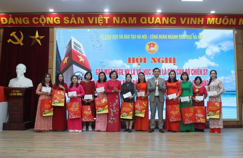 Lãnh đạo Công đoàn Giáo dục Việt Nam và Liên đoàn Lao động Thành phố Hà Nội tặng quà vợ chiến sĩ dịp Tết Nguyên đán Quý Mão năm 2023. Ảnh: Hải Yến