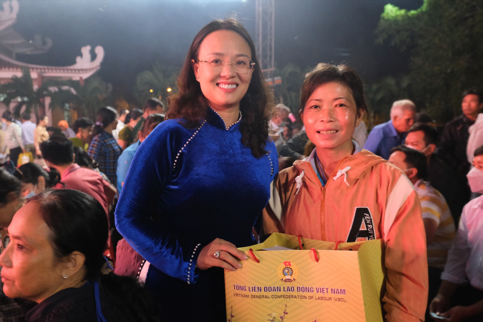 Chủ tịch LĐLĐ TP Cần Thơ Lê Thị Sương Mai tặng quà cho người lao động. Ảnh: Phong Linh